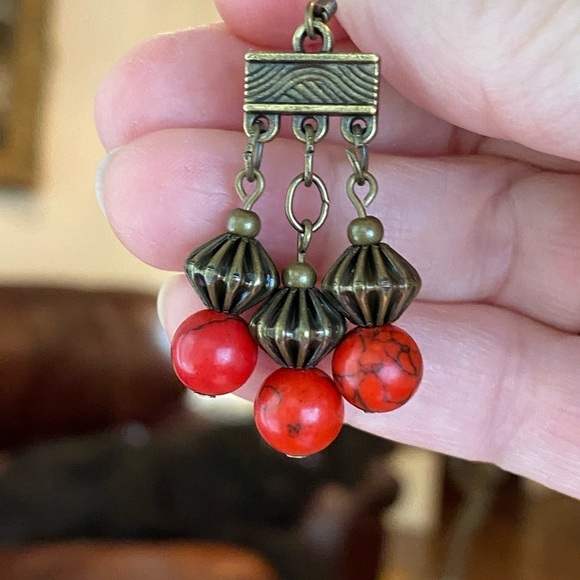 Red howlite necklace and earrings in antique gold - Picture 6 of 6